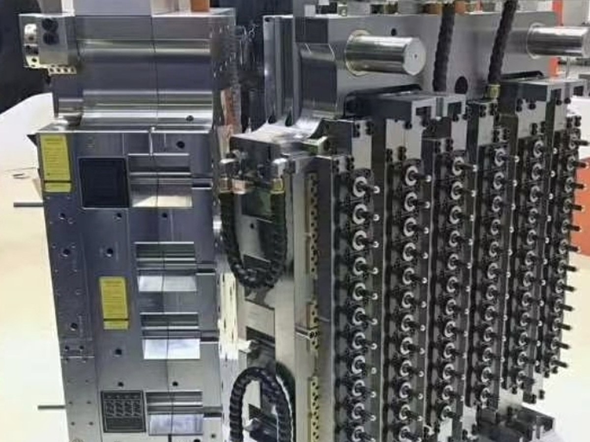 PET preform injection mould detail